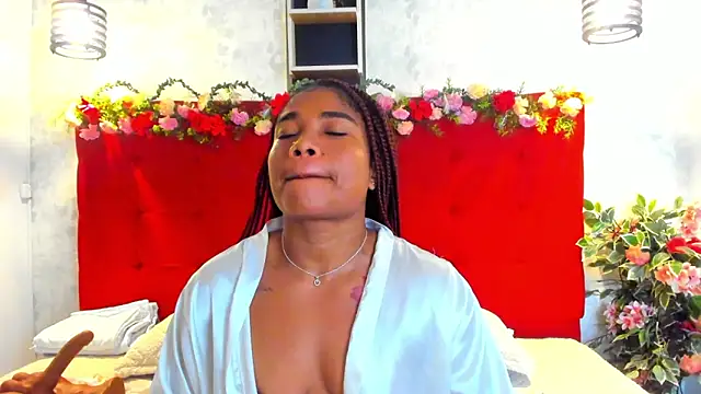 Snapshot of SilvannaFit chatting on 04-29-26, 05:30 SilvannaFit online show from 04-29-26, 05:30