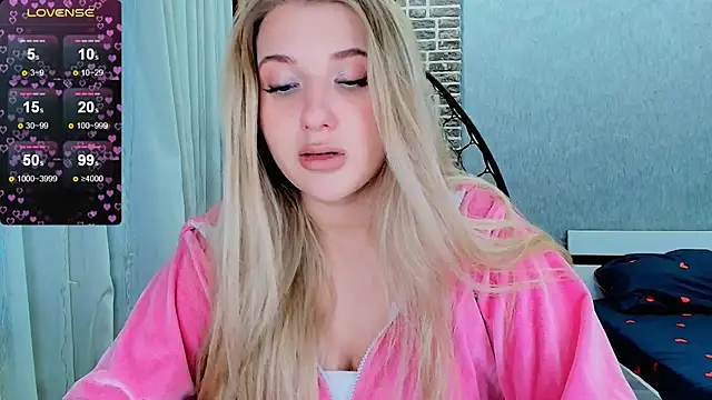 Snapshot of Evacadooo chatting on 10-29-25, 11:01 Evacadooo online show from 10-29-25, 11:01