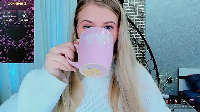 Snapshot of Evacadooo chatting on 10-30-25, 02:35 Evacadooo online show from 10-30-25, 02:35