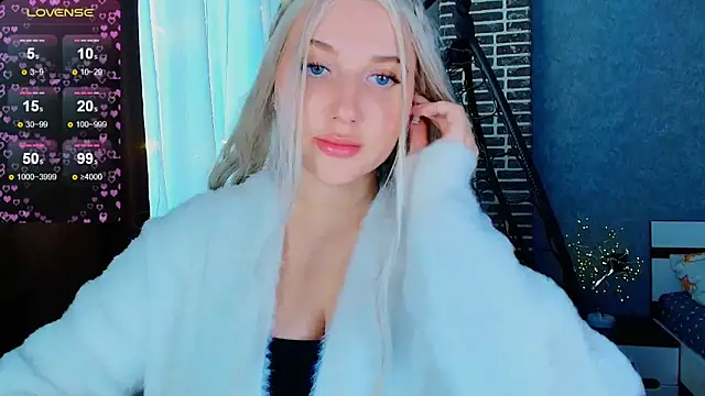 Snapshot of Evacadooo chatting on 11-06-25, 06:36 Evacadooo online show from 11-06-25, 06:36