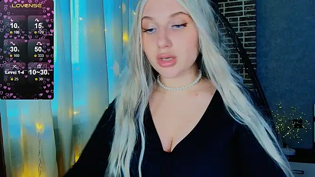 Snapshot of Evacadooo chatting on 11-12-25, 05:08 Evacadooo online show from 11-12-25, 05:08