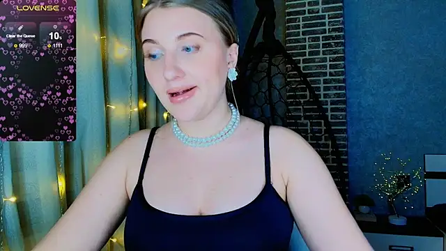 Snapshot of Evacadooo chatting on 11-22-25, 12:04 Evacadooo online show from 11-22-25, 12:04