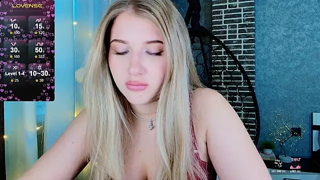 Snapshot of Evacadooo chatting on 11-26-25, 04:35 Evacadooo online show from 11-26-25, 04:35