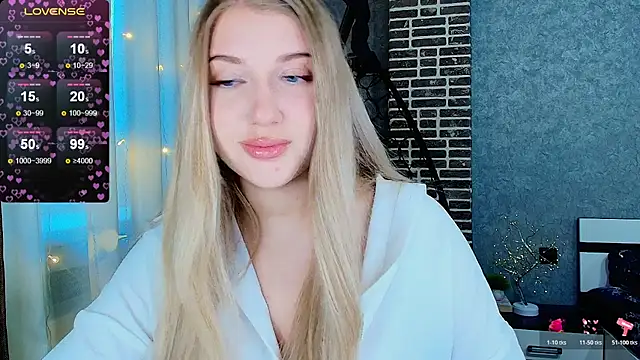 Snapshot of Evacadooo chatting on 11-27-25, 04:47 Evacadooo online show from 11-27-25, 04:47