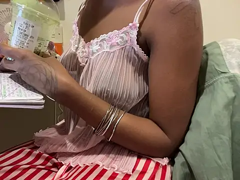 Snapshot of iveedie017 chatting on 11-06-25, 11:48 iveedie017 online show from 11-06-25, 11:48