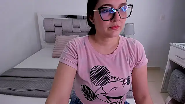 Snapshot of Camilaa_bueno chatting on 06-27-26, 01:32 Camilaa bueno online show from 06-27-26, 01:32