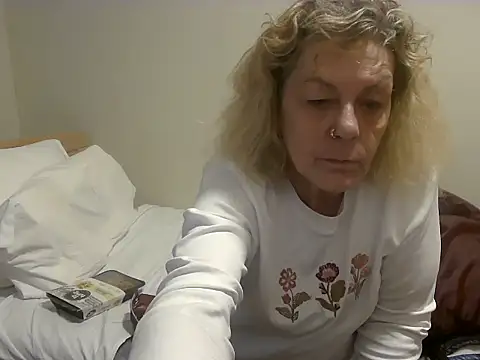 housewife shantie online show from 10-24-25, 10:11