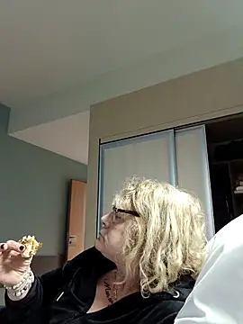 housewife shantie online show from 12-17-25, 02:45