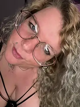 CurvyAnonymousGirl89 online show from 02-13-25, 04:28