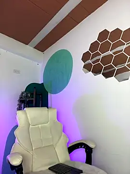 Snapshot of LollaByer chatting on 10-04-25, 10:08 LollaByer online show from 10-04-25, 10:08