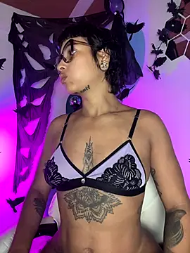 Snapshot of LollaByer chatting on 10-20-25, 09:59 LollaByer online show from 10-20-25, 09:59