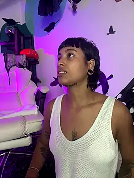 Snapshot of LollaByer chatting on 10-30-25, 10:32 LollaByer online show from 10-30-25, 10:32