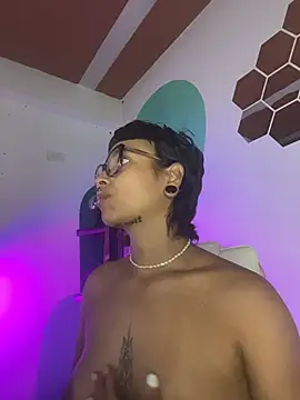 Snapshot of LollaByer chatting on 11-06-25, 09:05 LollaByer online show from 11-06-25, 09:05