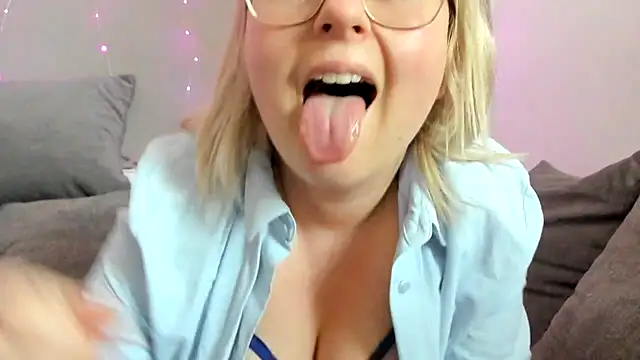 Snapshot of Lillyloo_ chatting on 03-10-25, 02:48 Lillyloo online show from 03-10-25, 02:48