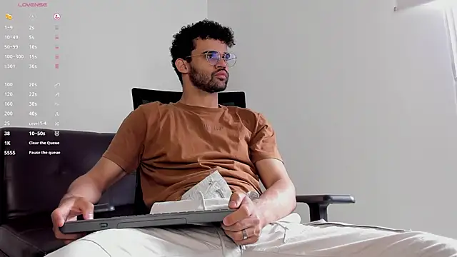 andrewChris  online show from 10-28-25, 02:31