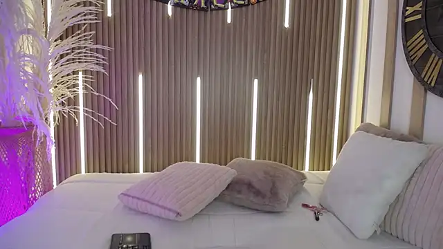 Snapshot of Aniie_Doll chatting on 10-17-25, 08:22 Aniie Doll online show from 10-17-25, 08:22