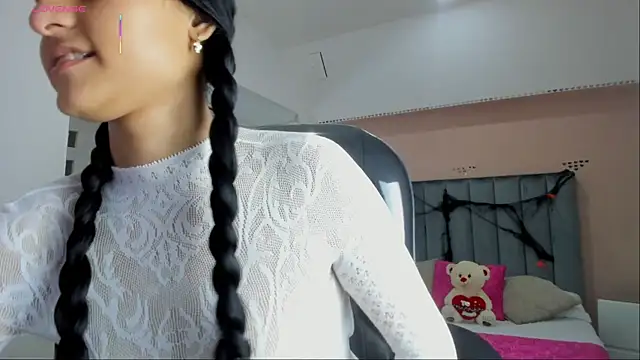 Giselle Roldan online show from 10-25-25, 08:03