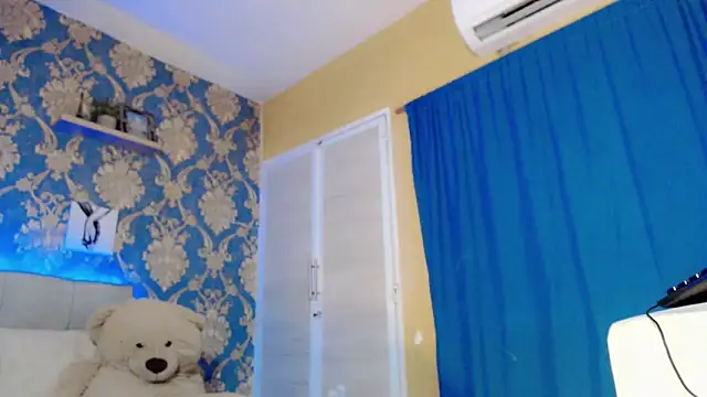 Snapshot of nicoledollts chatting on 11-01-25, 01:51 nicoledollts online show from 11-01-25, 01:51