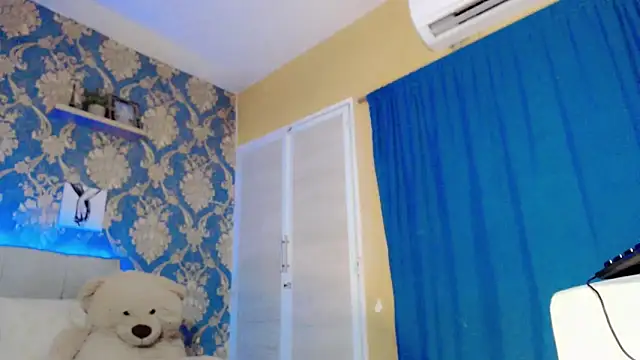 Snapshot of nicoledollts chatting on 11-17-25, 05:41 nicoledollts online show from 11-17-25, 05:41