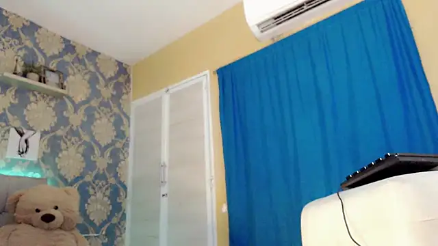 Snapshot of nicoledollts chatting on 11-29-25, 04:04 nicoledollts online show from 11-29-25, 04:04