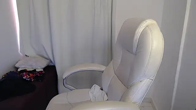 Snapshot of Xileny-Halliwey chatting on 10-17-25, 06:32 Xileny-Halliwey online show from 10-17-25, 06:32