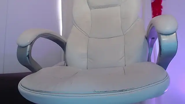 Snapshot of Xileny-Halliwey chatting on 11-16-25, 03:50 Xileny-Halliwey online show from 11-16-25, 03:50