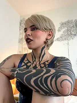 Snapshot of Trinity___s chatting on 10-12-25, 12:04 Trinity s online show from 10-12-25, 12:04