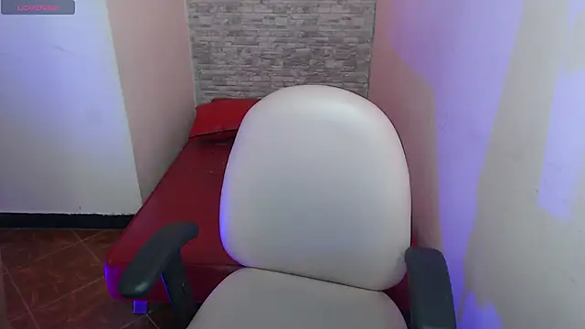 Lili Gomez  online show from 10-30-25, 02:07