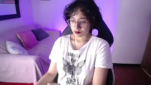 Lili Gomez  online show from 11-18-25, 02:43