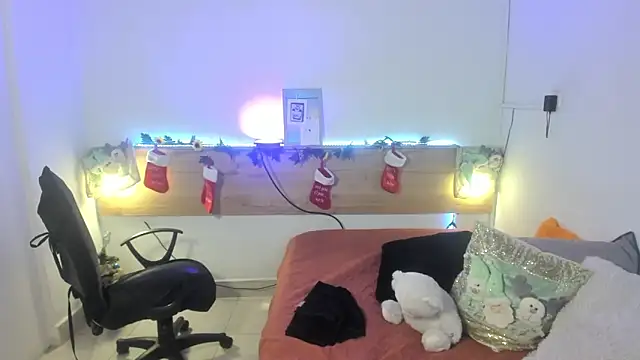 Snapshot of Emyli_rousse_ chatting on 12-21-24, 01:42 Emyli rousse online show from 12-21-24, 01:42
