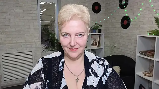 Snapshot of Sandra_Snow chatting on 12-22-24, 07:00 Sandra Snow online show from 12-22-24, 07:00