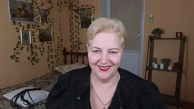 Snapshot of Sandra_Snow chatting on 02-11-25, 09:25 Sandra Snow online show from 02-11-25, 09:25
