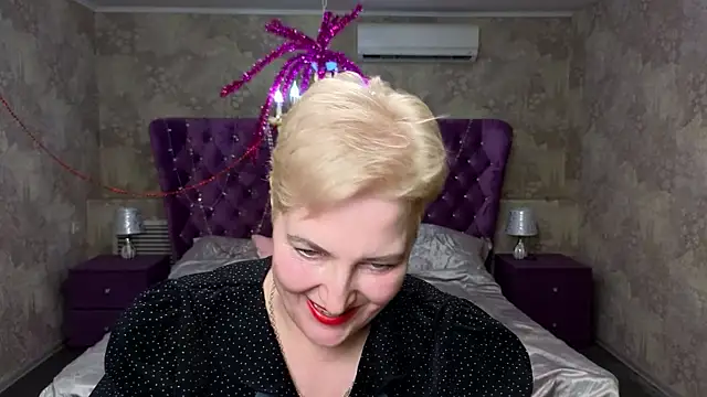 Snapshot of Sandra_Snow chatting on 02-12-25, 08:18 Sandra Snow online show from 02-12-25, 08:18