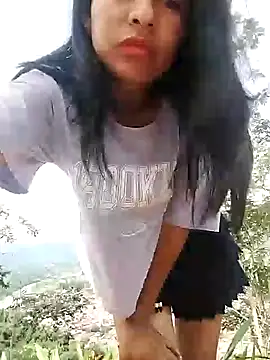 Snapshot of Danna-linyi chatting on 12-28-24, 04:09 Danna-linyi online show from 12-28-24, 04:09