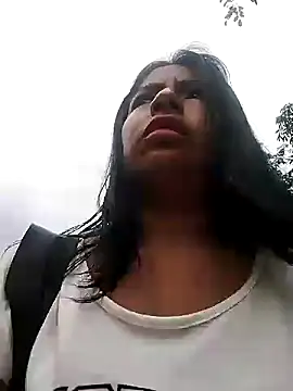 Snapshot of Danna-linyi chatting on 02-02-25, 02:13 Danna-linyi online show from 02-02-25, 02:13