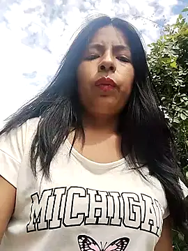 Snapshot of Danna-linyi chatting on 02-06-25, 02:37 Danna-linyi online show from 02-06-25, 02:37