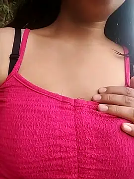 Snapshot of Danna-linyi chatting on 02-14-25, 02:12 Danna-linyi online show from 02-14-25, 02:12