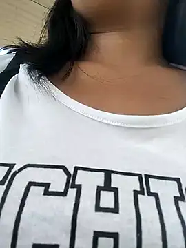 Snapshot of Danna-linyi chatting on 02-17-25, 06:48 Danna-linyi online show from 02-17-25, 06:48