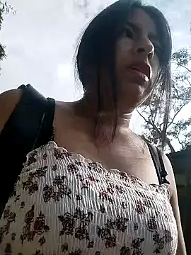 Snapshot of Danna-linyi chatting on 03-07-25, 09:06 Danna-linyi online show from 03-07-25, 09:06