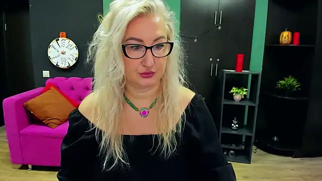 ChristyBrooks online show from 11-04-25, 07:18