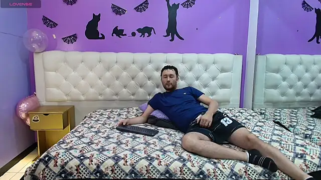 Snapshot of JeremmyAndStacy chatting on 03-17-25, 11:00 JeremmyAndStacy online show from 03-17-25, 11:00