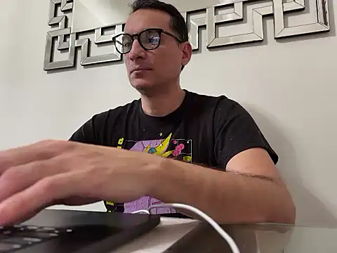 alex ruiz85 online show from 06-18-26, 06:45