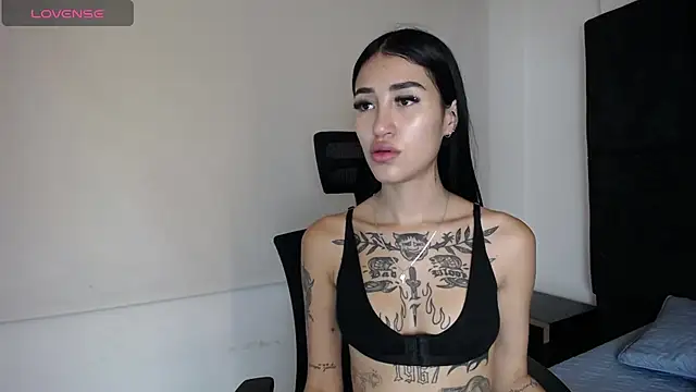 Snapshot of Cassie_howard_ chatting on 12-24-24, 05:16 Cassie howard online show from 12-24-24, 05:16