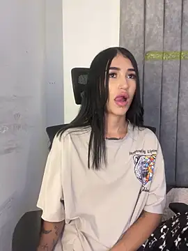 Snapshot of Cassie_howard_ chatting on 02-19-25, 05:38 Cassie howard online show from 02-19-25, 05:38