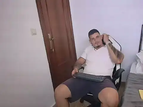 Snapshot of Geishastudios chatting on 10-08-25, 01:42 Geishastudios online show from 10-08-25, 01:42