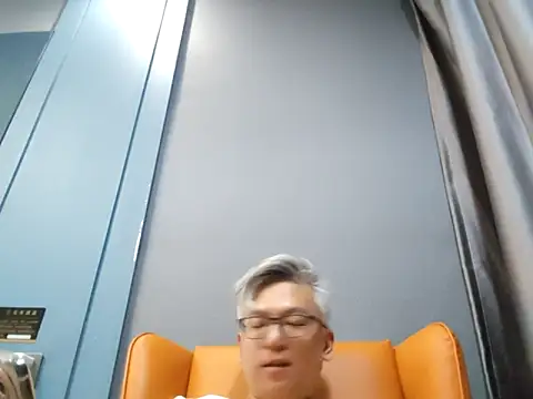 Snapshot of leoUSIR chatting on 11-01-25, 04:20 leoUSIR online show from 11-01-25, 04:20