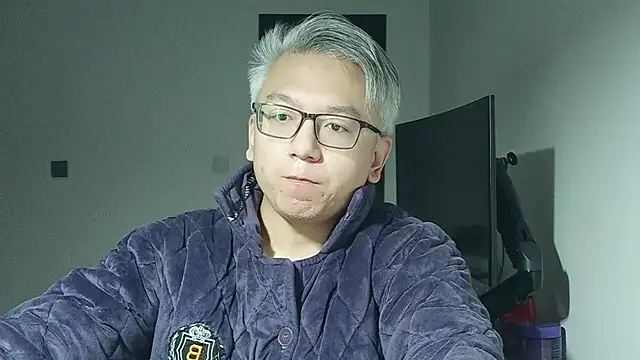 Snapshot of leoUSIR chatting on 11-11-25, 08:09 leoUSIR online show from 11-11-25, 08:09