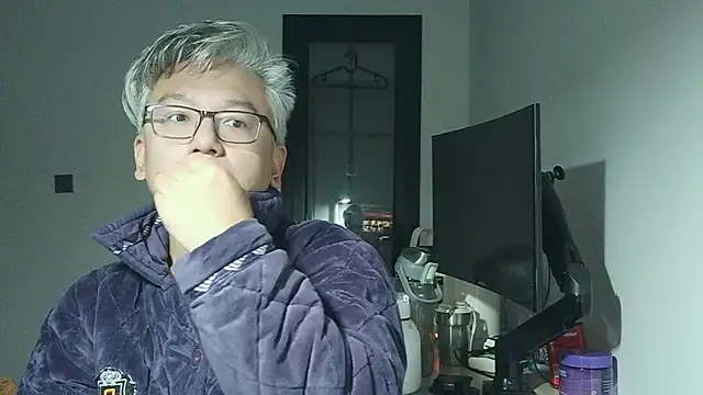 Snapshot of leoUSIR chatting on 11-12-25, 07:57 leoUSIR online show from 11-12-25, 07:57