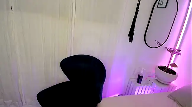 Snapshot of AaliyahLaylah chatting on 12-15-24, 06:29 AaliyahLaylah online show from 12-15-24, 06:29