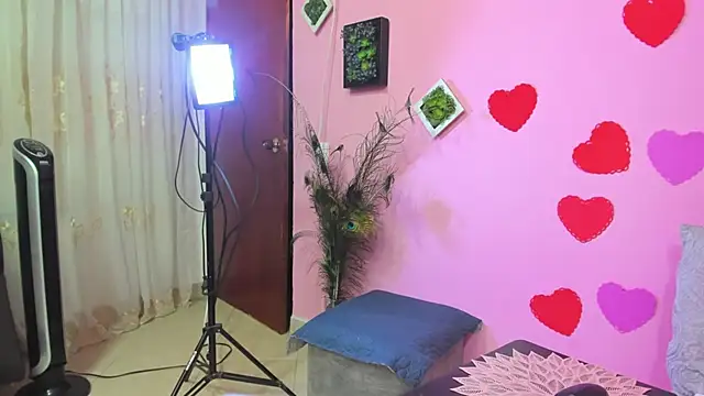 Snapshot of miss--flora chatting on 02-23-25, 06:17 miss--flora online show from 02-23-25, 06:17